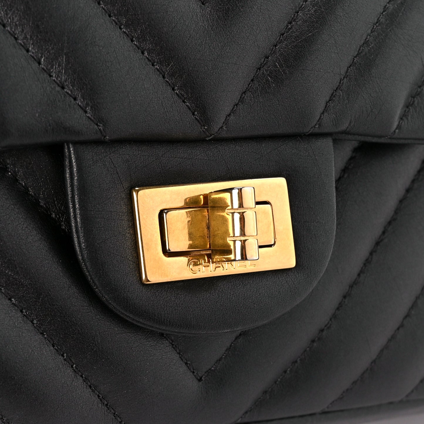 Aged Calfskin Chevron Quilted 2.55 Reissue 226 Flap Black