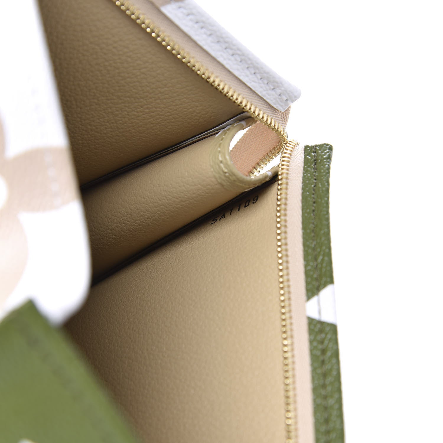 Louis Vuitton Monogram Giant Toiletry Pouch 26 Kaki 6 of 8