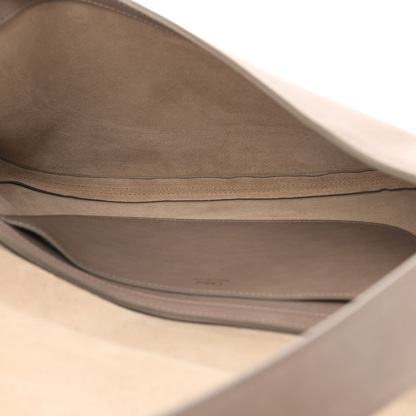 Grain Calfskin Kiss Hobo Motty Grey