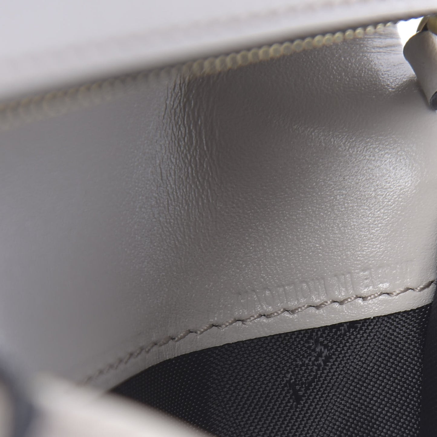 Signature Grain Calfskin Compact Wallet Stone White