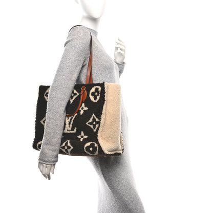 Louis Vuitton Shearling Monogram Giant Teddy Onthego GM Black White 2 of 9