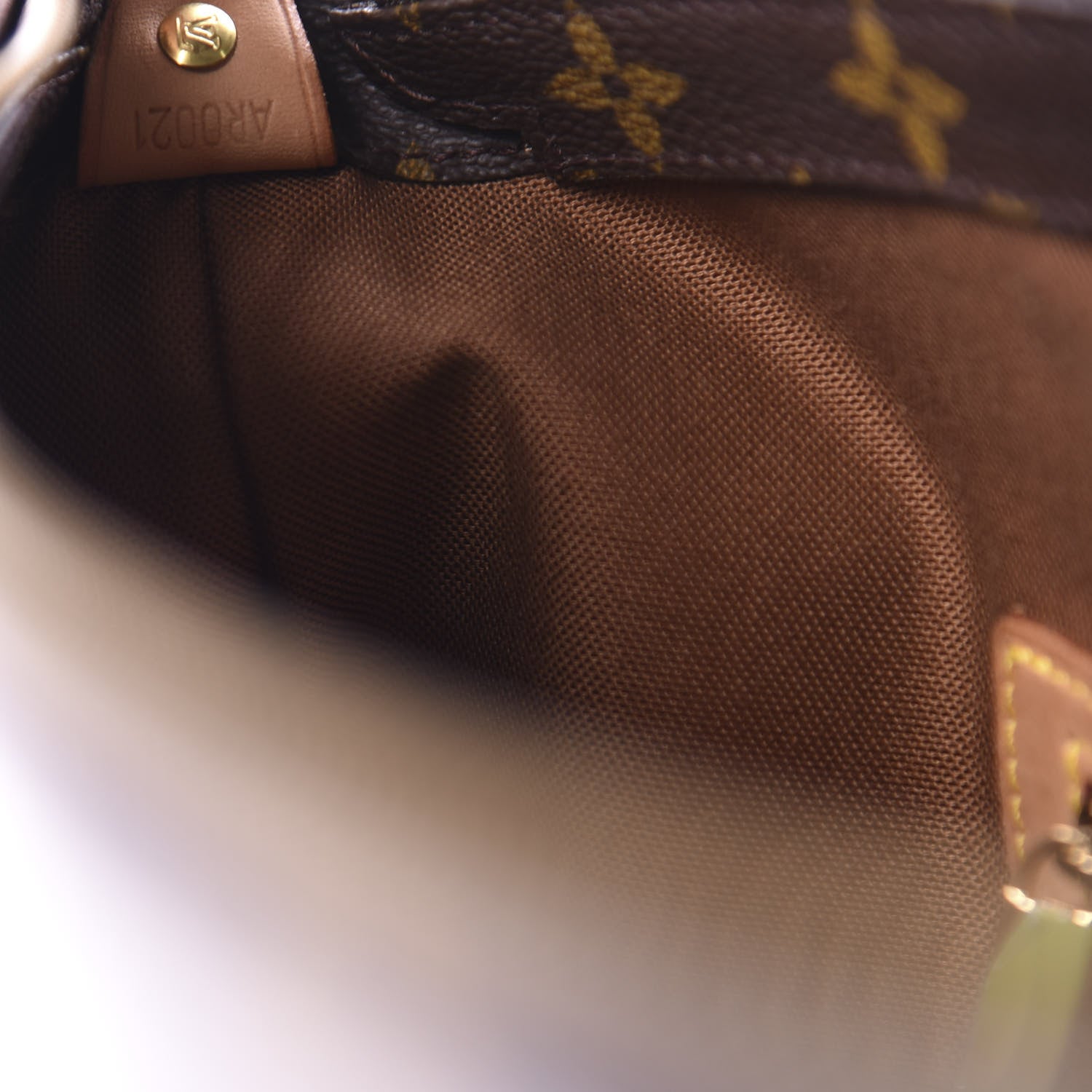 Louis Vuitton Monogram Cabas Mezzo 9 of 10