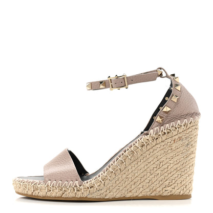 Valentino Garavani Grained Calfskin Rockstud Ankle Strap Espadrille 15/105mm Wedge Sandals 40 Poudre Natural 1 of 9