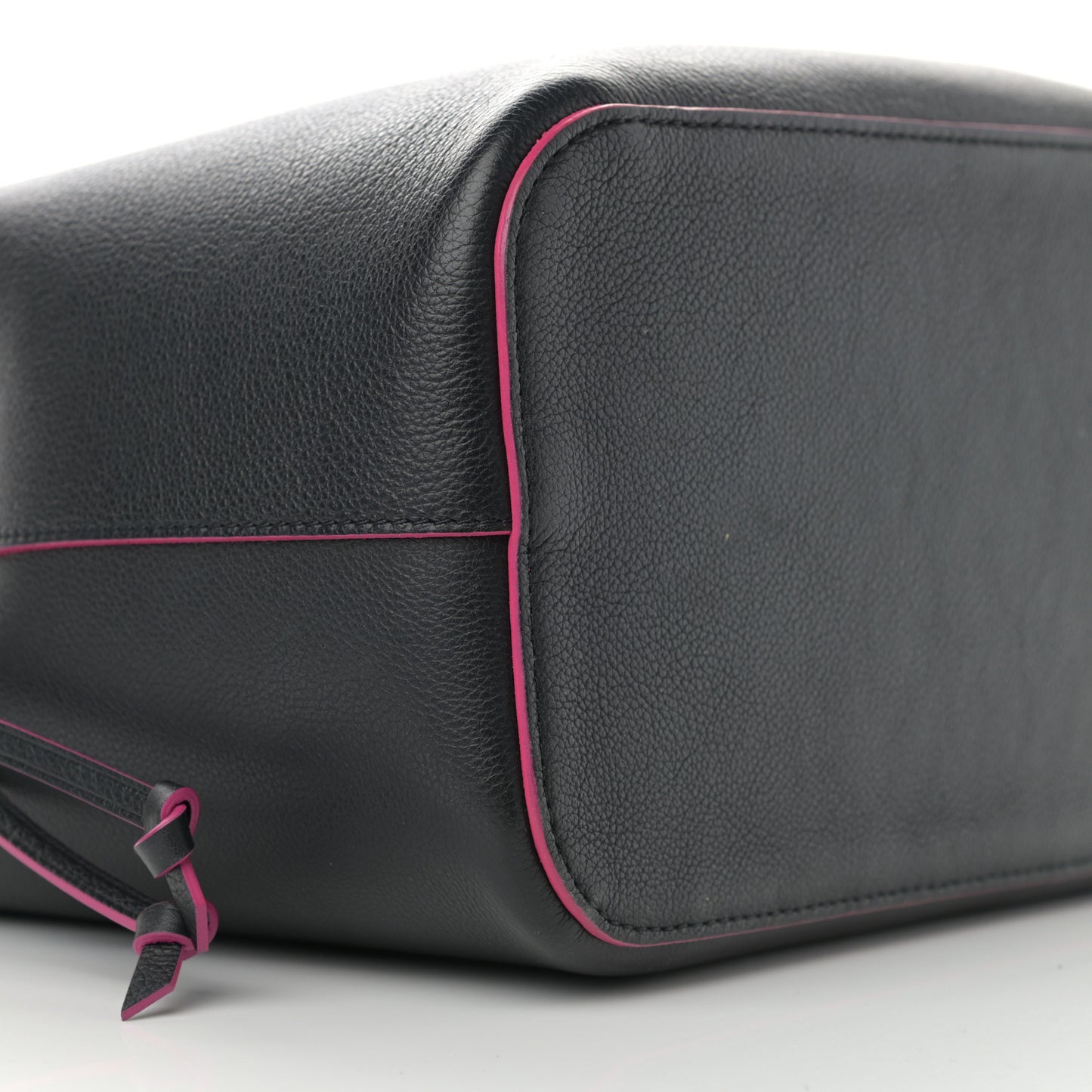 Calfskin Lockme Bucket Black