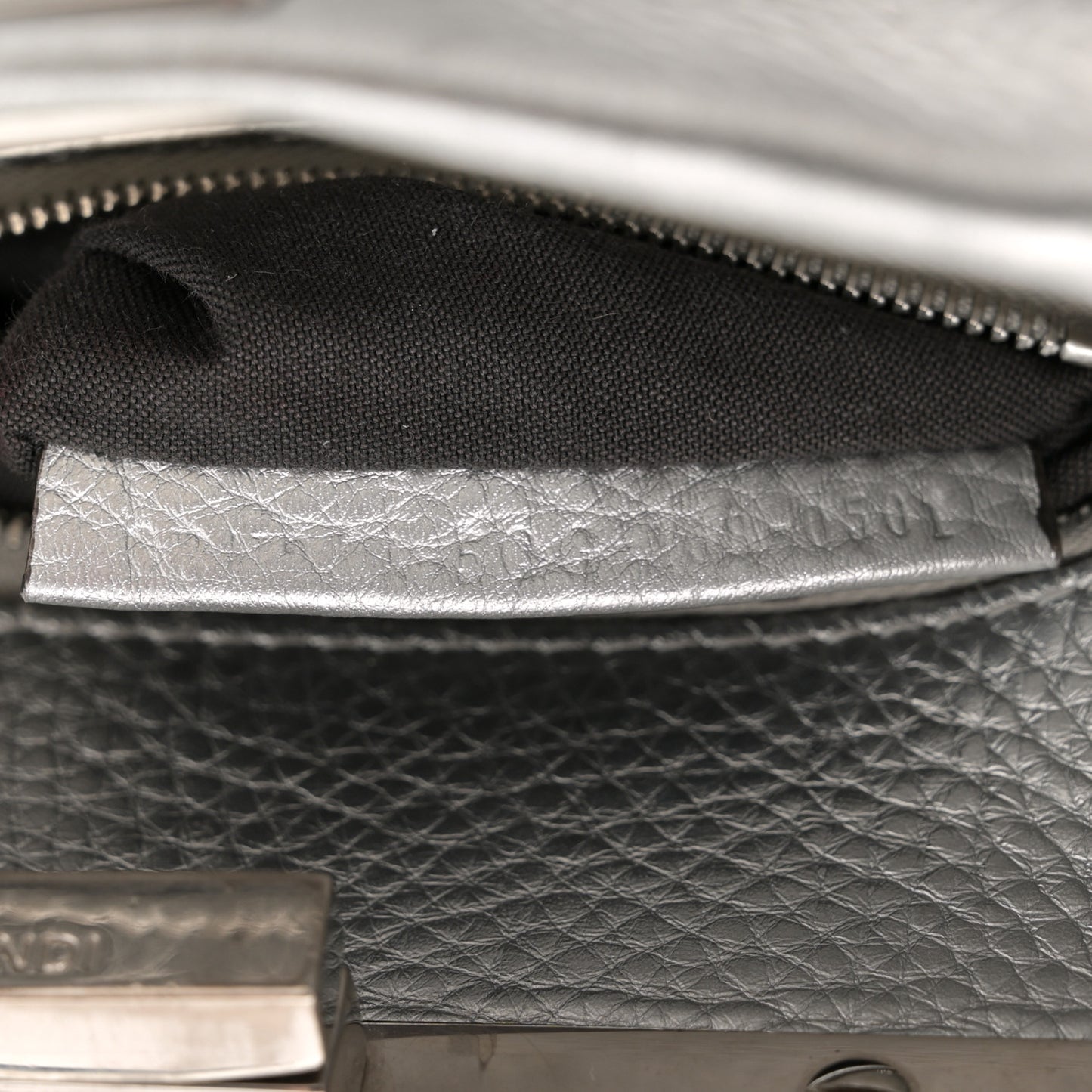 Cuoio Romano Lux Selleria Mini Peekaboo Iconic Satchel Argento