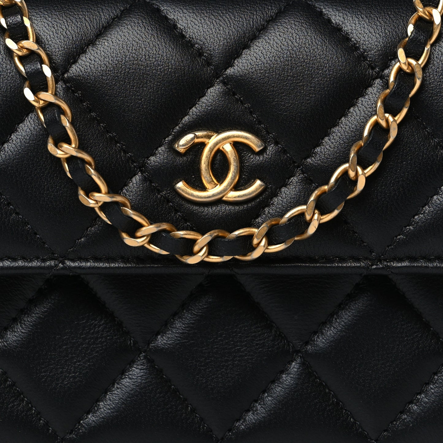 Lambskin Quilted Pearl Crush Clutch With Chain Black