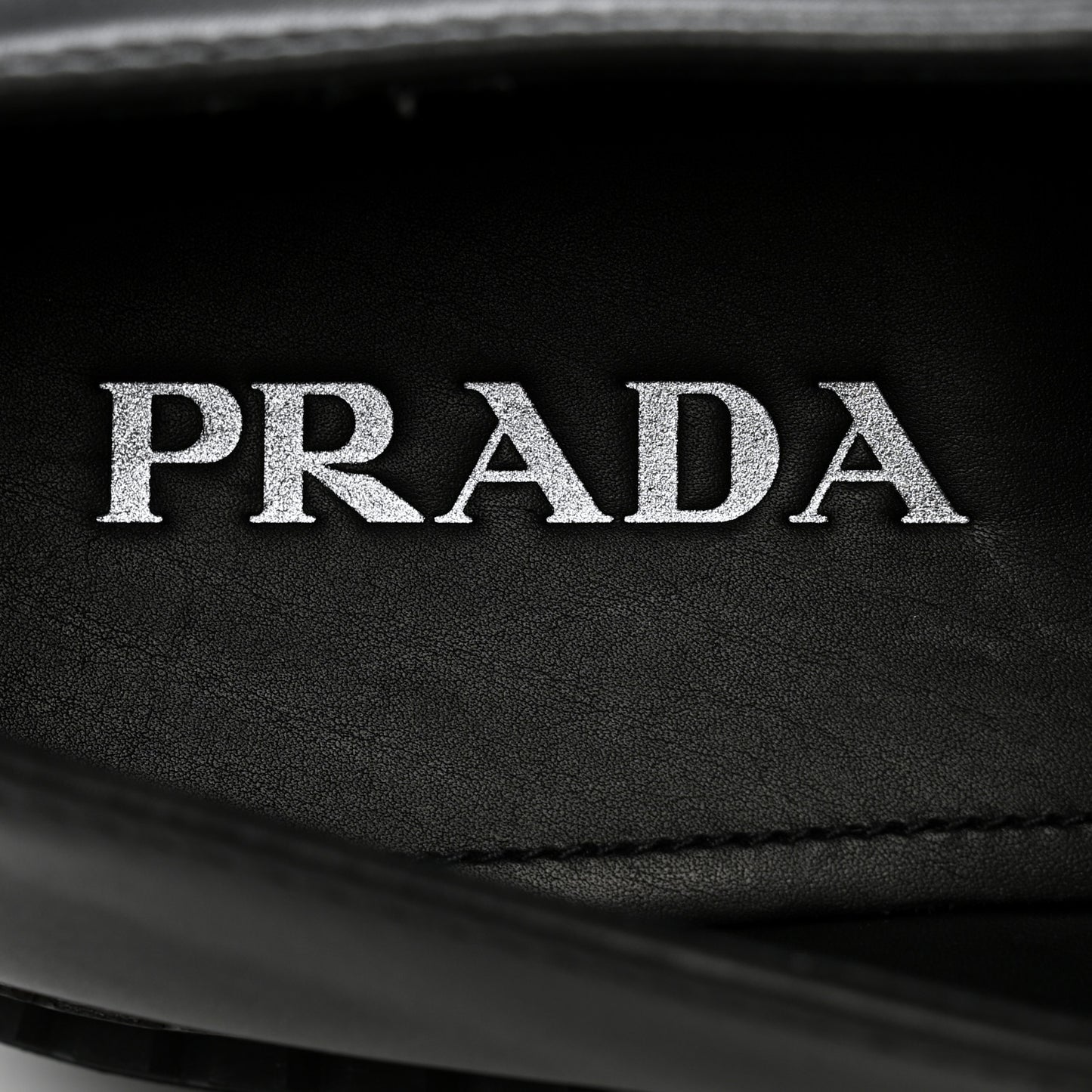 Spazzolato Metal Triangle Logo Mens 35mm Loafers 8 Black