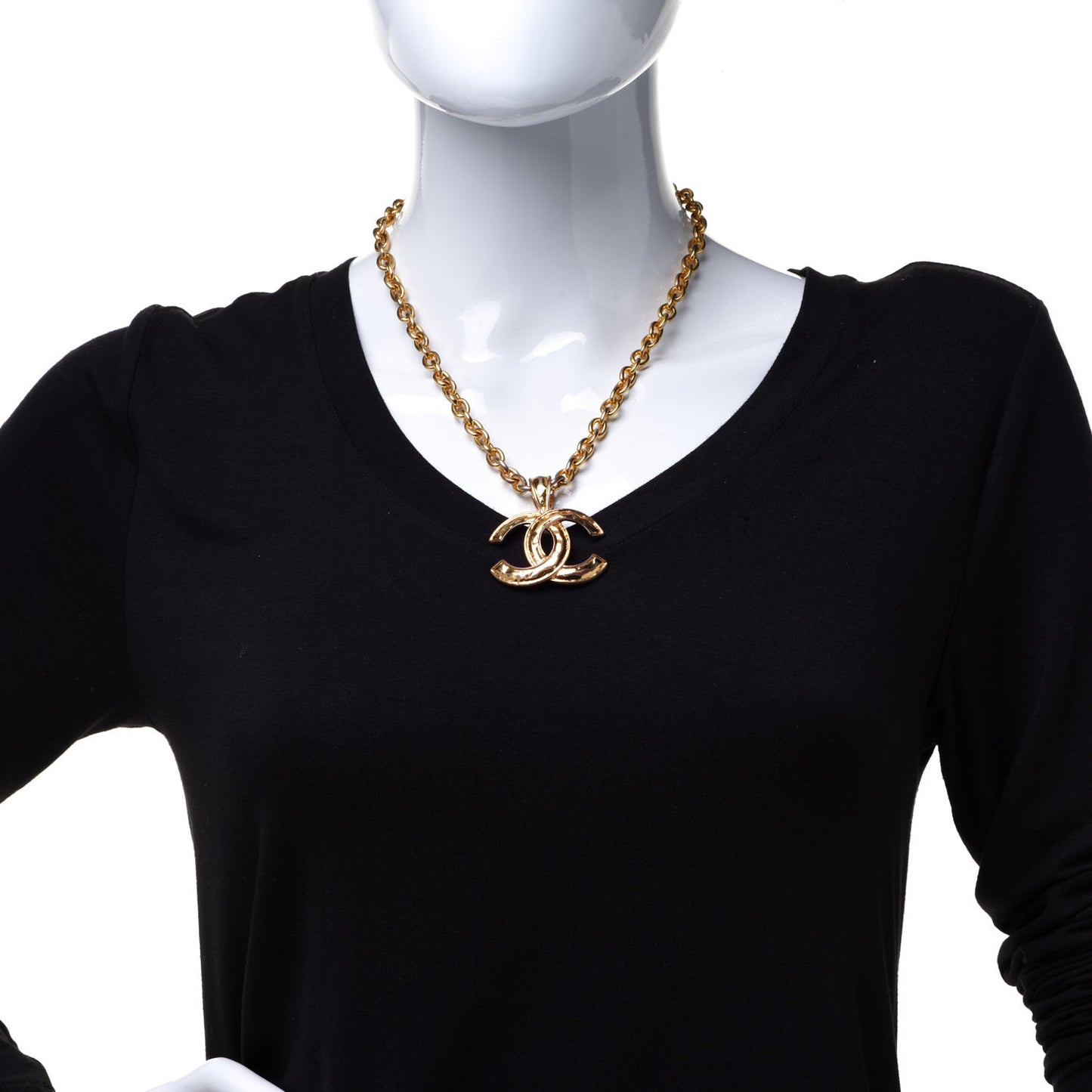 Metal Textured CC Short Chain Pendant Necklace Gold