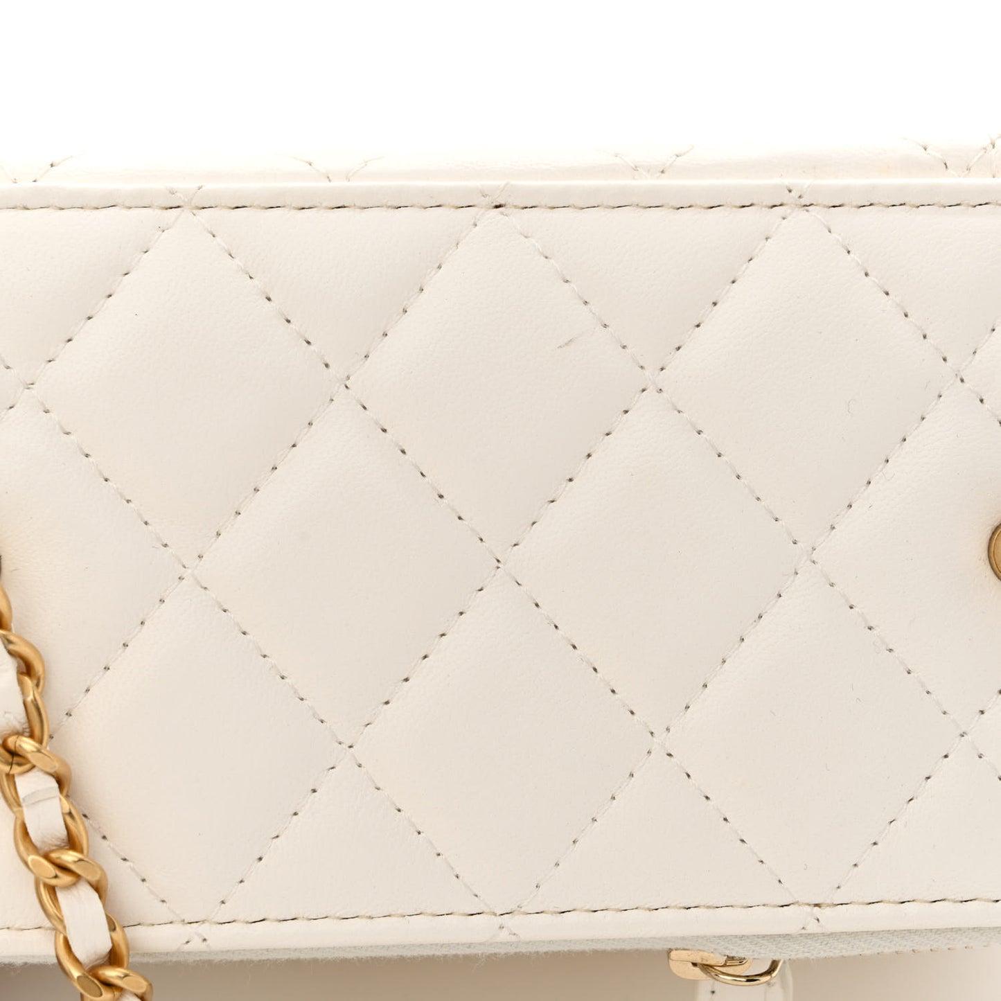 Lambskin Quilted Pearl Crush Small Vanity Case With Chain White