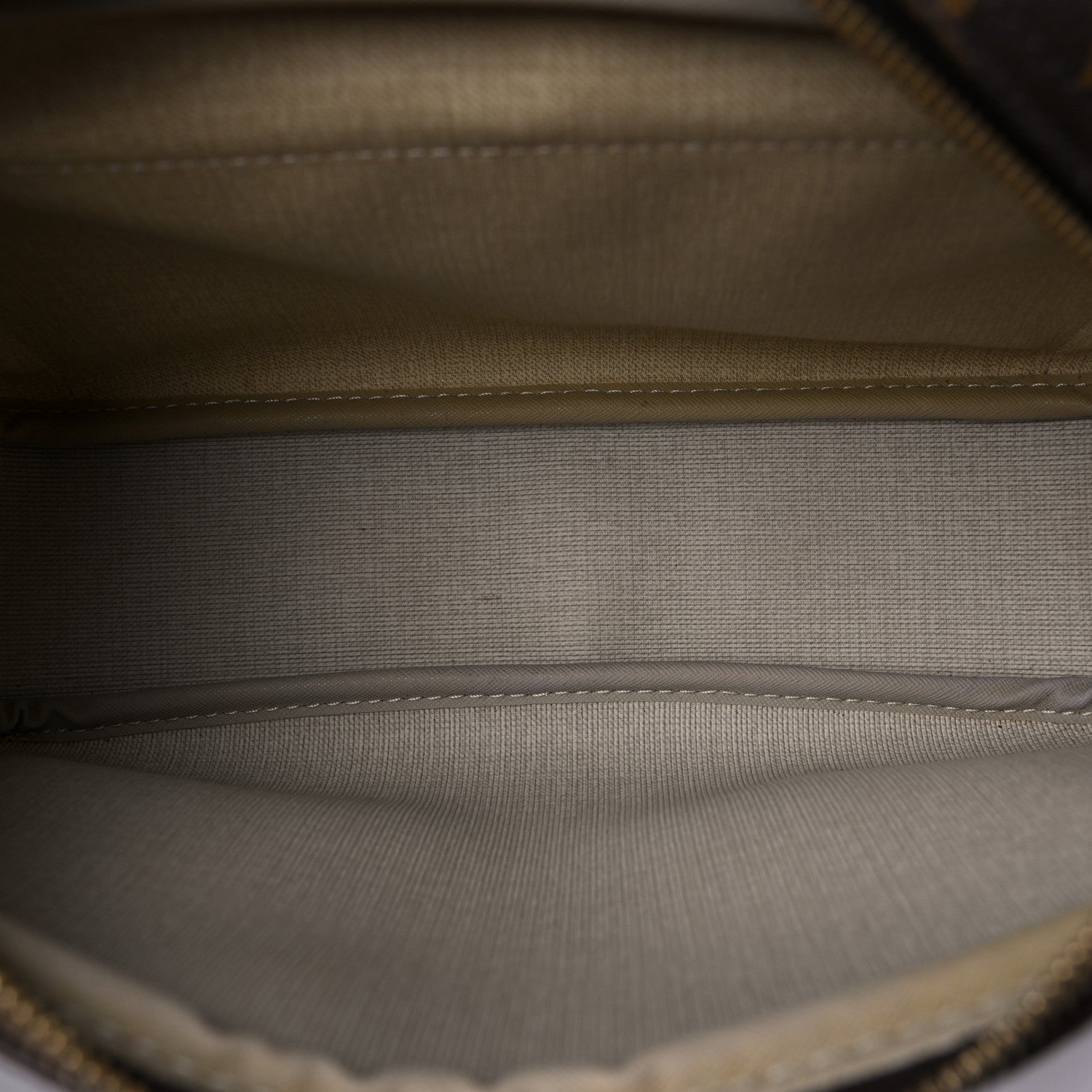 Louis Vuitton Monogram Reporter PM 9 of 14