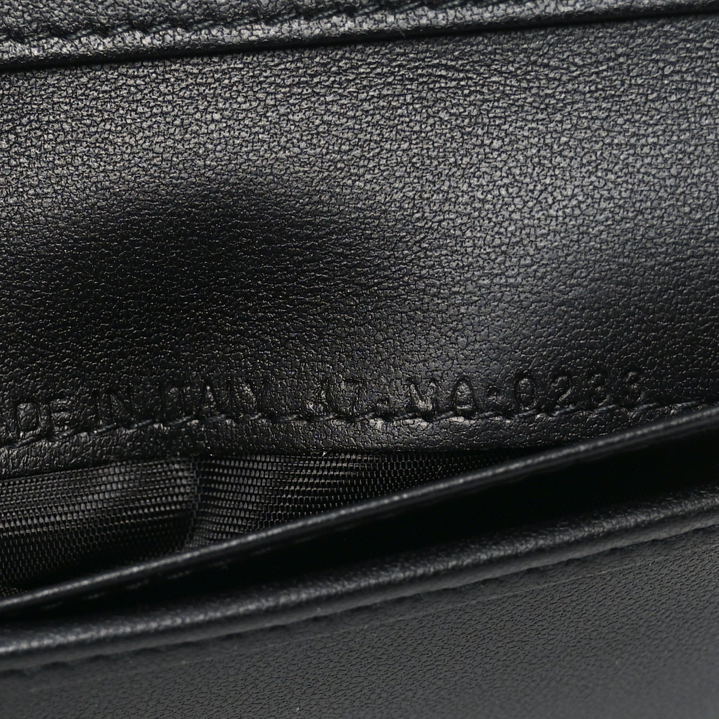 Grained Calfskin Supple Cannage Caro Scarlet Zipped Wallet Black