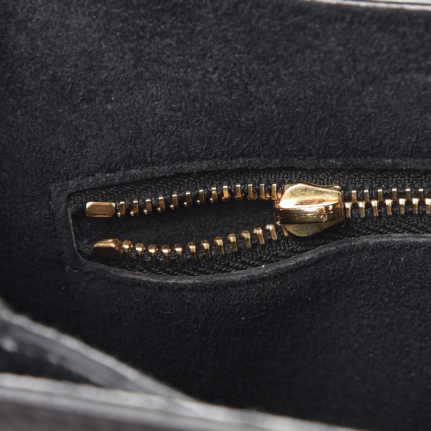 Grained Calfskin B-Rockstud Flap Black