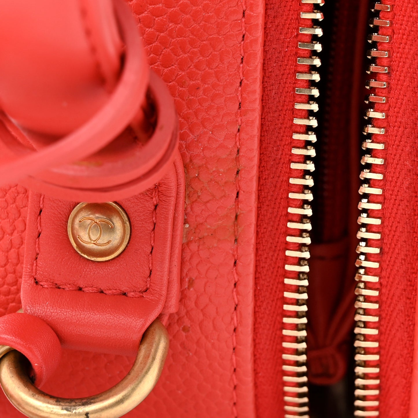 Caviar Quilted Medium CC Filigree Vanity Case Red