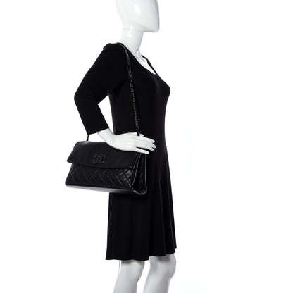 Chanel Distressed Calfskin Hamptons Flap Black 2 of 8