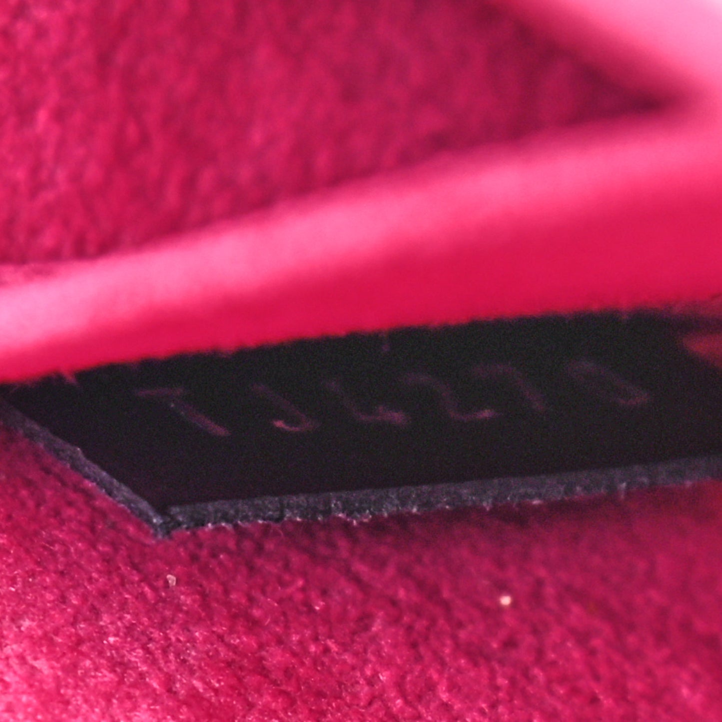Epi Pochette Felicie Black Hot Pink