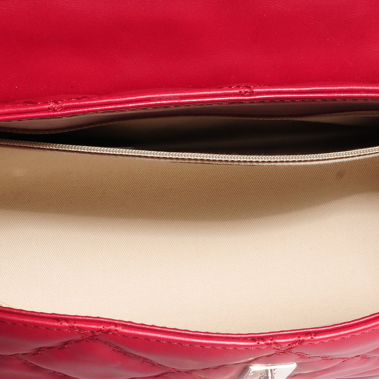 Calfskin Large Hamptons Flap Bag Red