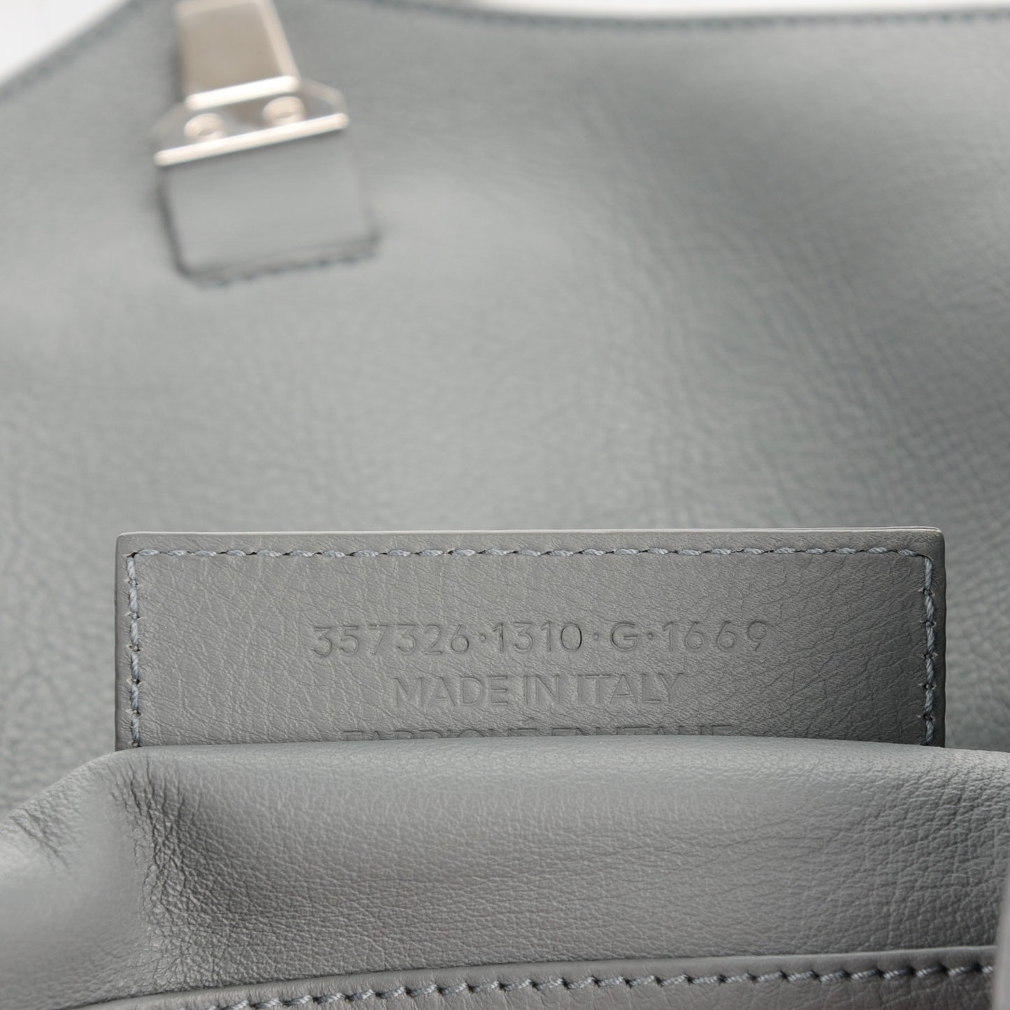 Calfskin Papier Sight Shoulder Grey