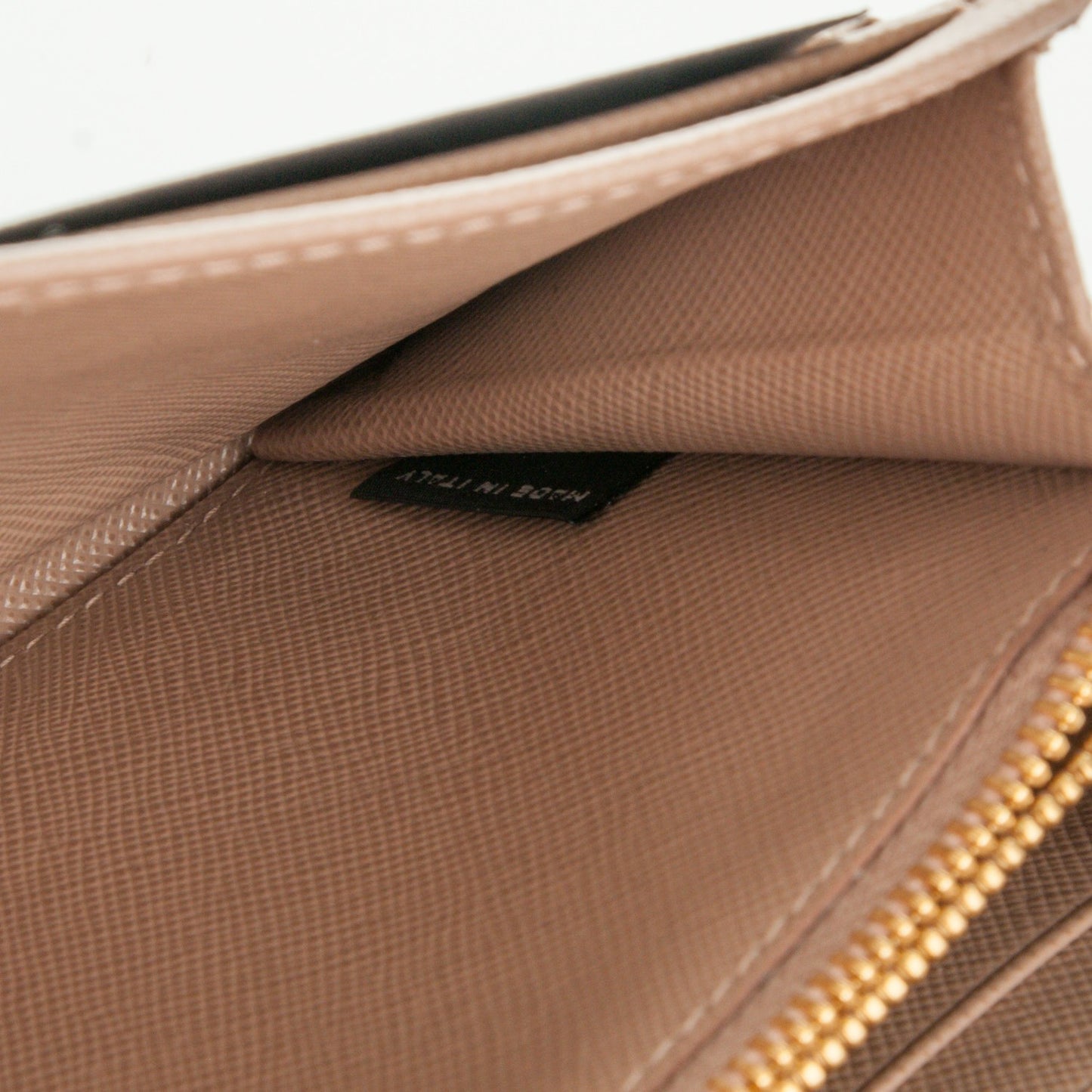 Saffiano Metal Oro Chain Wallet Cammeo