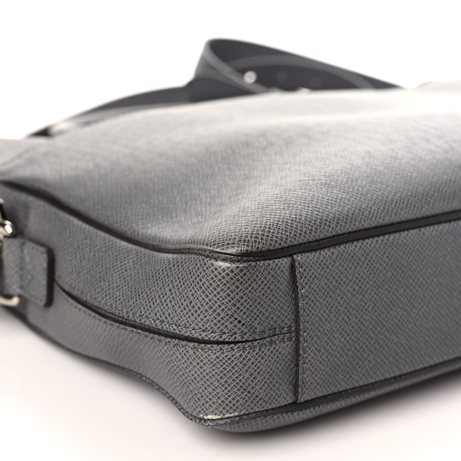 Louis Vuitton Taiga Porte-Documents Voyage PM Glacier 7 of 8