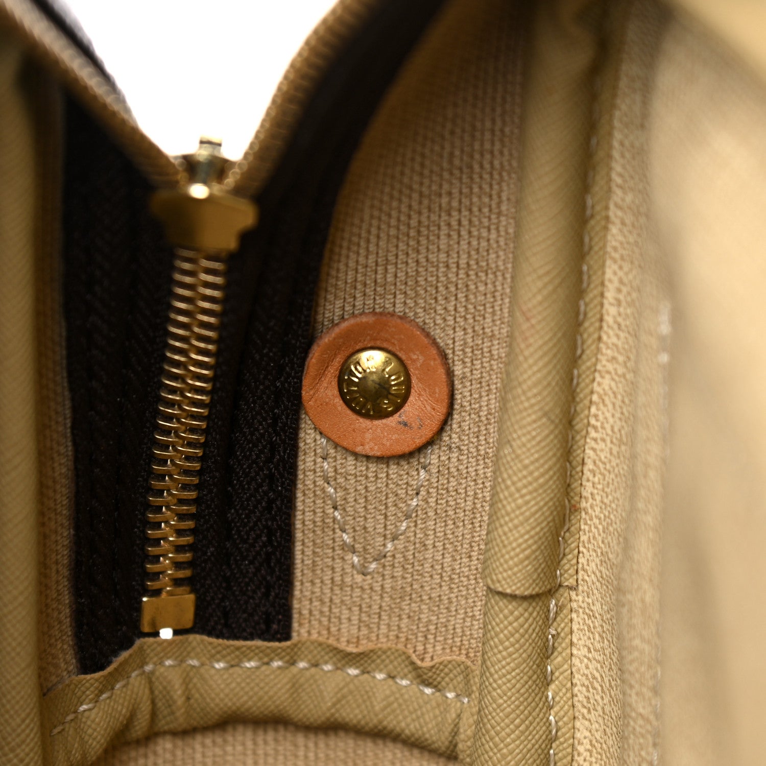 Louis Vuitton Monogram Reporter PM 6 of 28