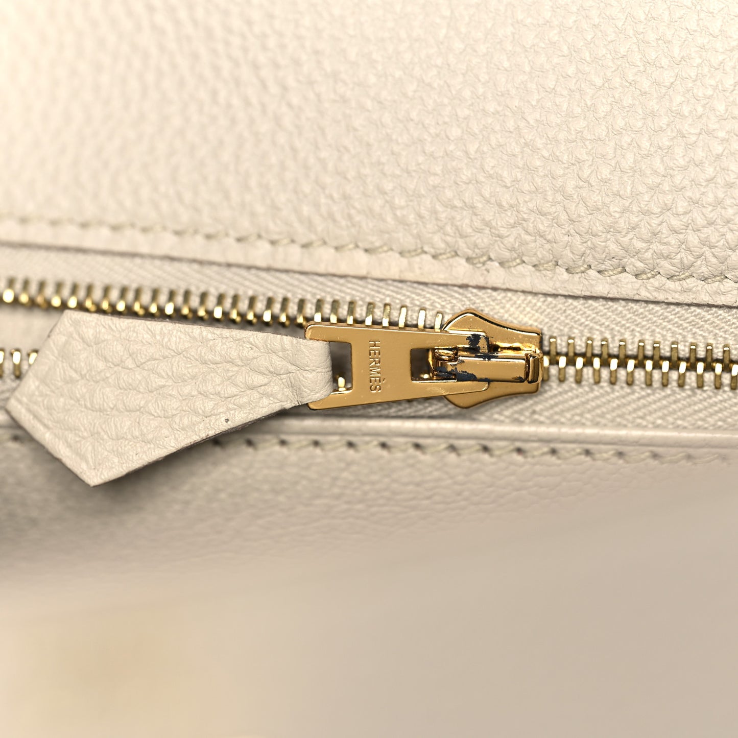 Togo Kelly Retourne 25 Beton