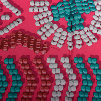 Hermes Silk Kelly En Perles Wash Scarf 140 Rose Indien Canard Gris Perle 5 of 5