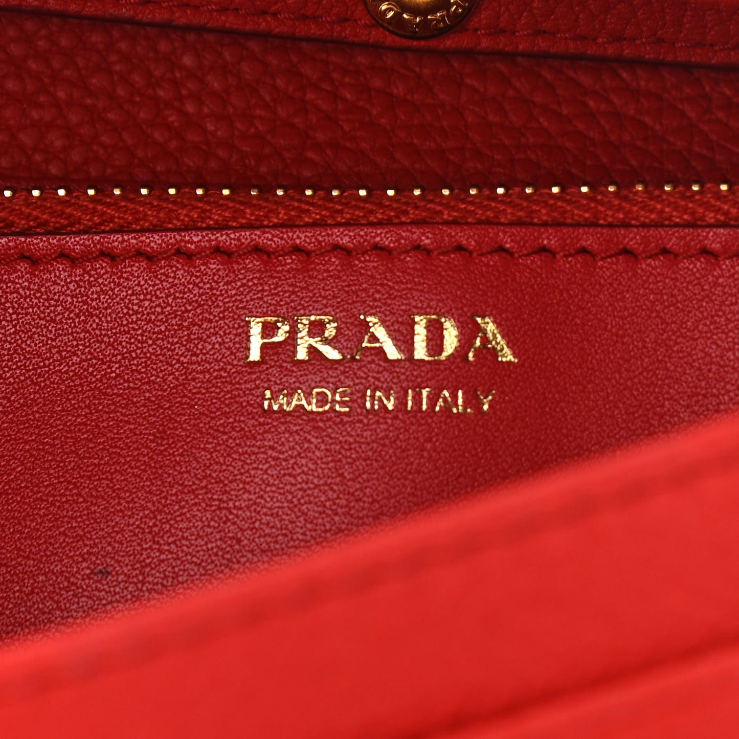 Vitello Grain Metal Oro Chain Wallet Lacca