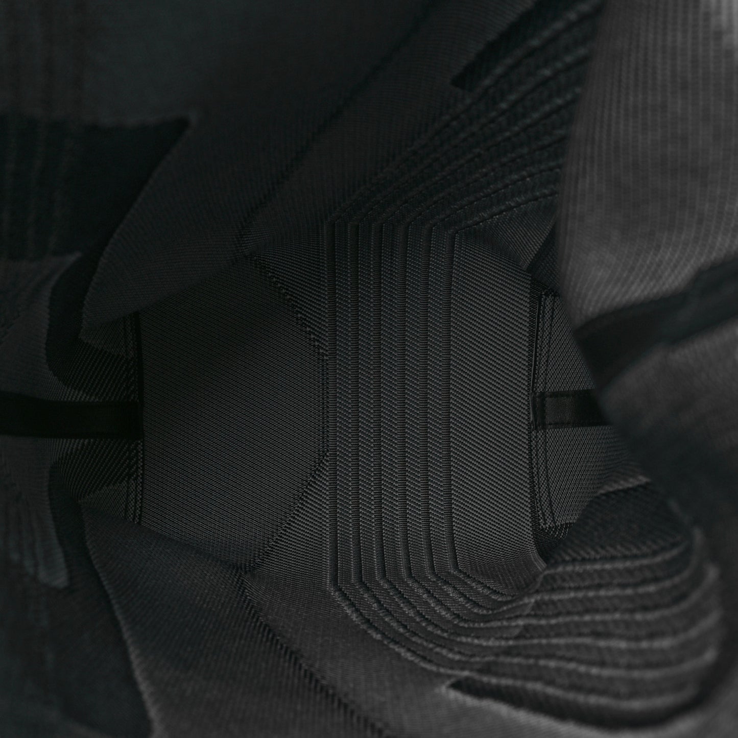 Technical Mesh Hunter Calfskin Etriviere Dynamo Shoulder Bag MM Black