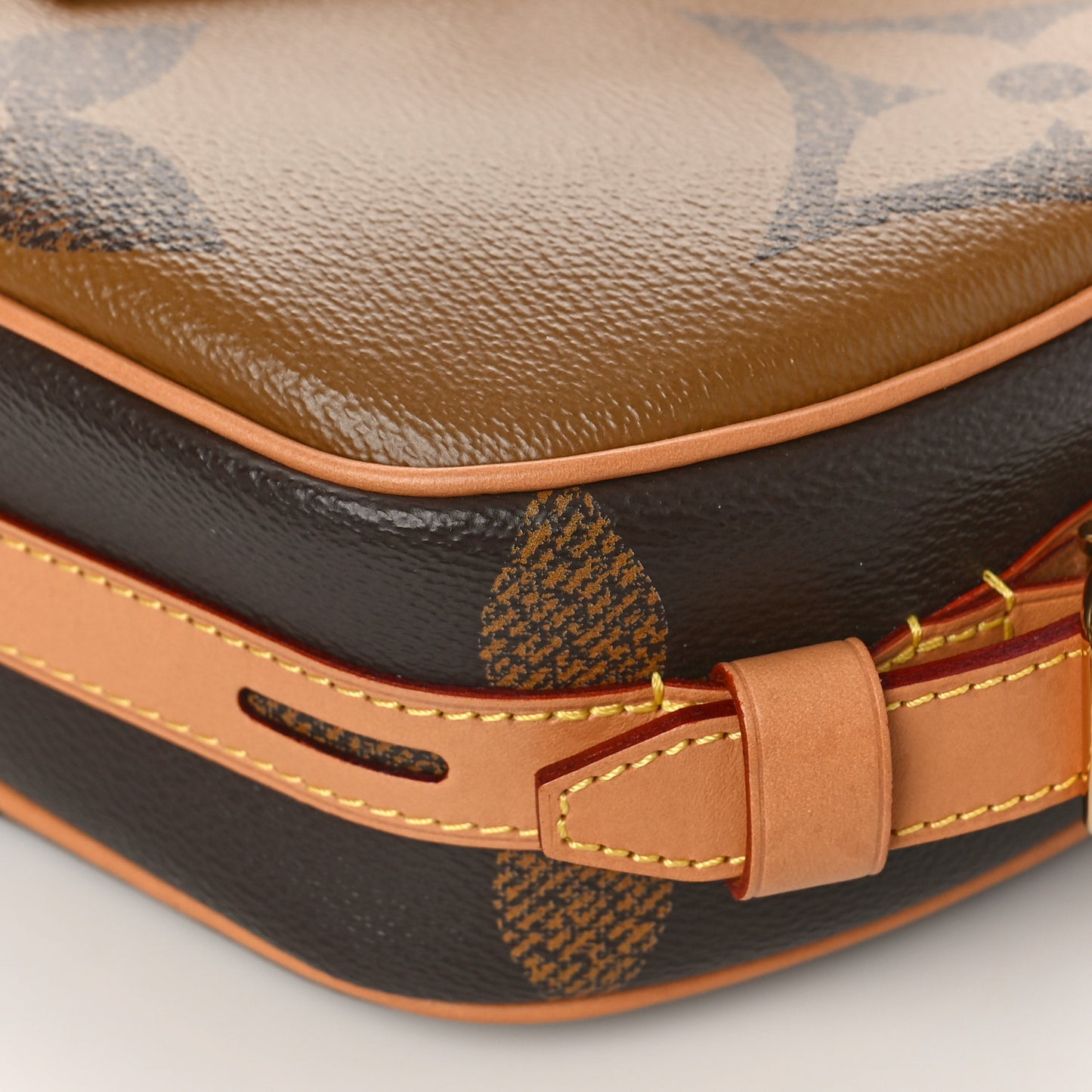 Reverse Monogram Giant Boite Chapeau Souple