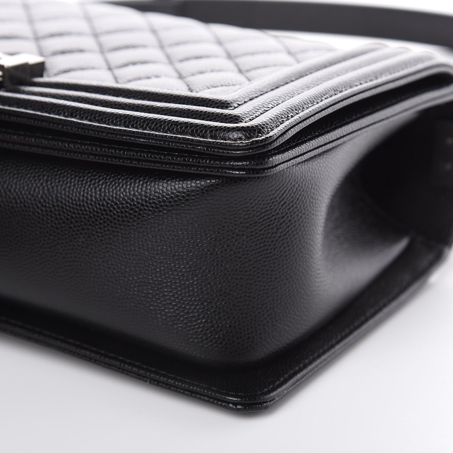 Caviar Quilted Medium Boy Flap Black