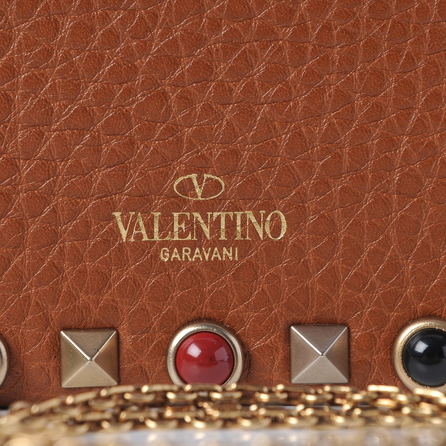 Grained Calfskin Rockstud Rolling Wallet on Chain Light Cuir