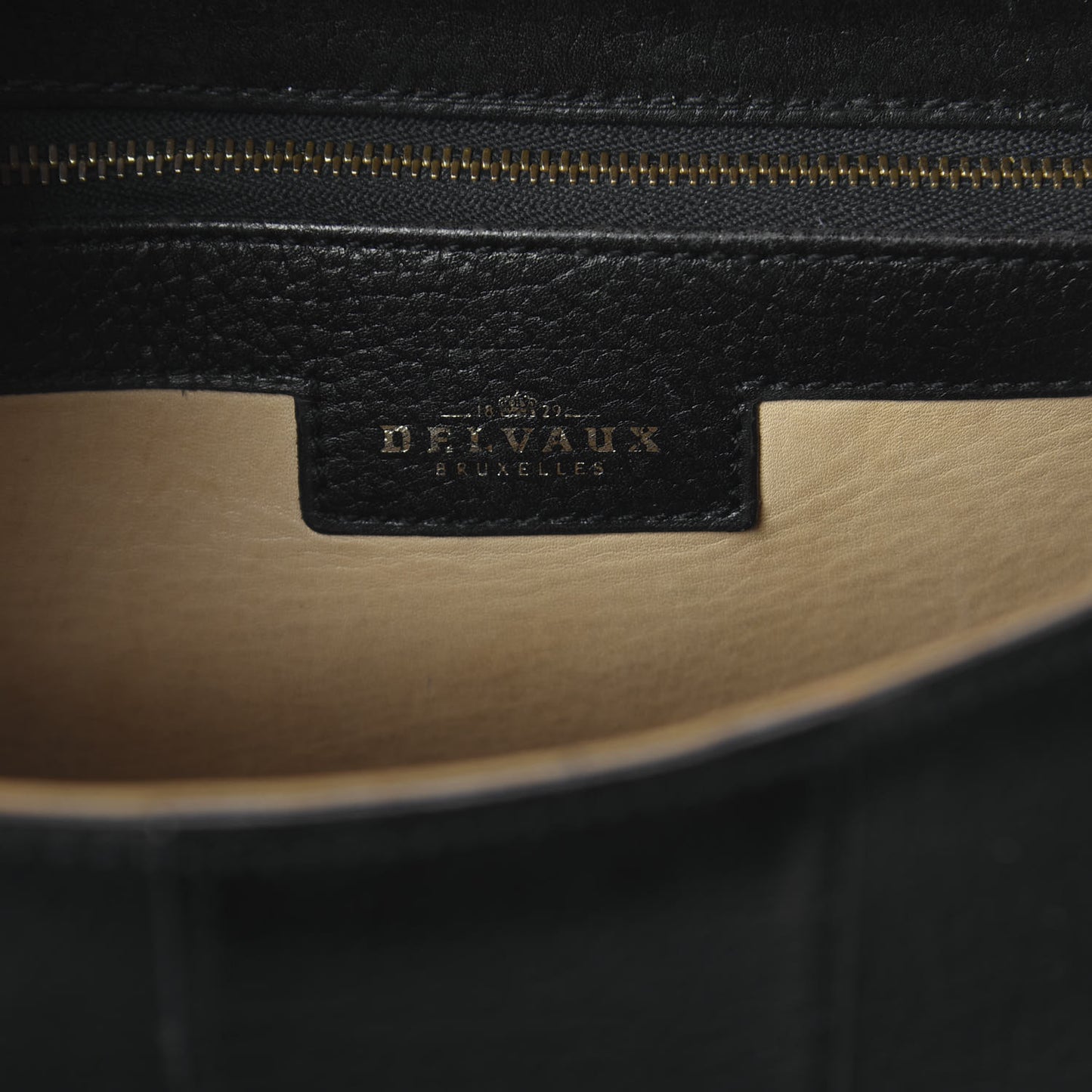 Crispy Calfskin MM Brillant Satchel Black