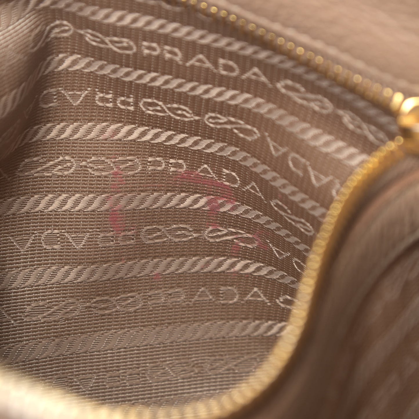 Vitello Daino Zippered Shoulder Bag Cammeo