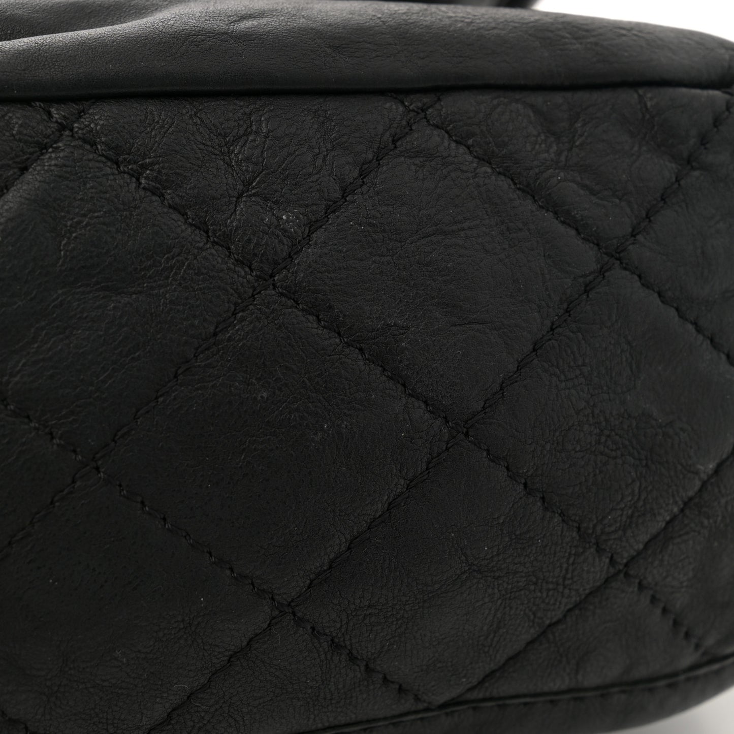 Grained Calfskin Large Natural Beauty Flap Black