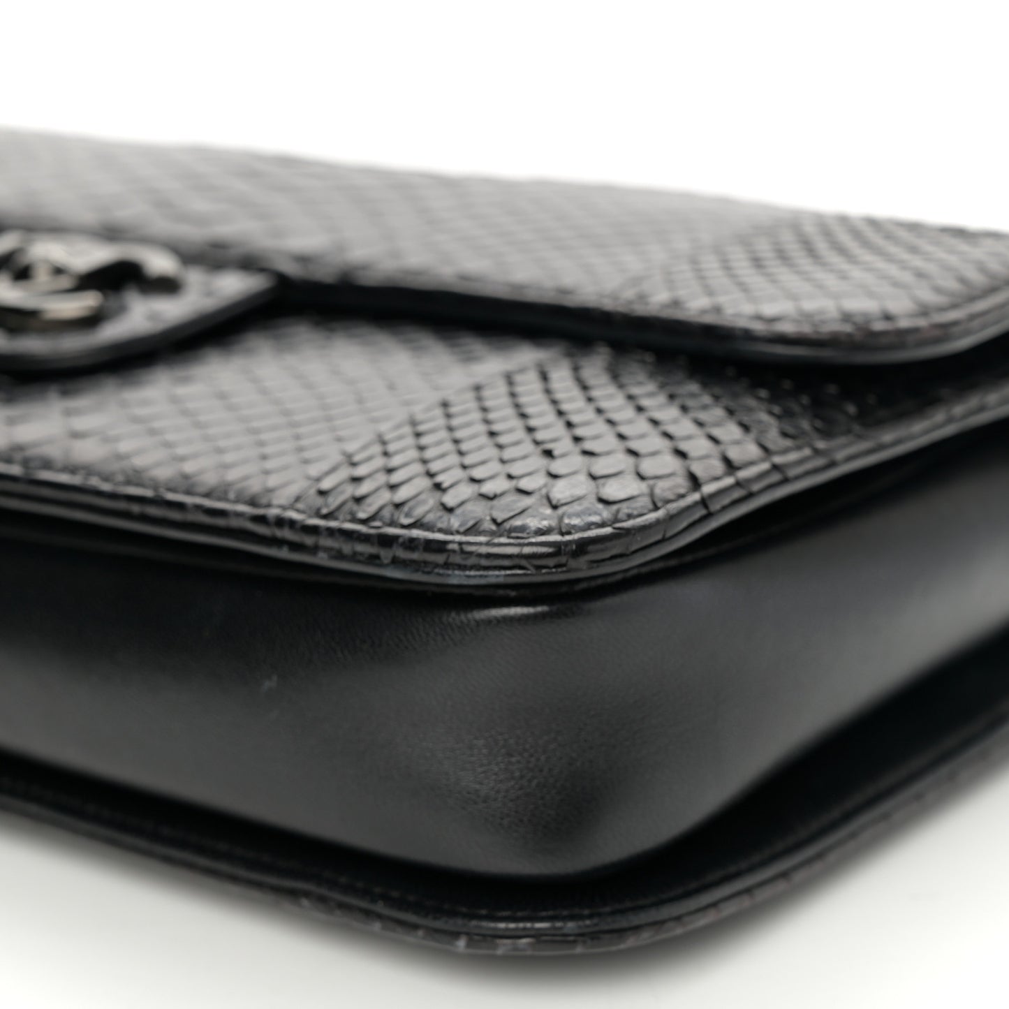 Snakeskin Medium Perfect Edge Flap Black