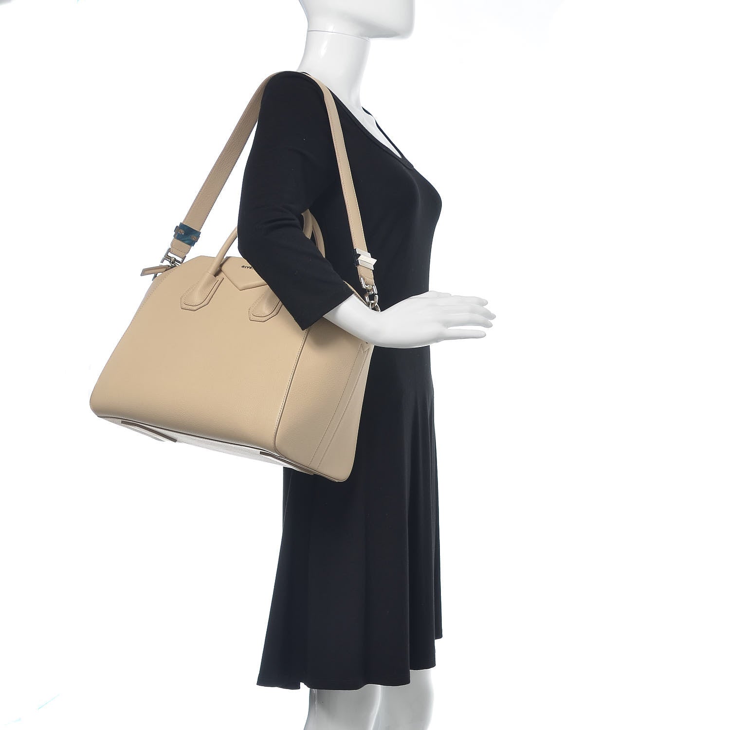 Givenchy Sugar Goatskin Medium Antigona Skin 2 of 18