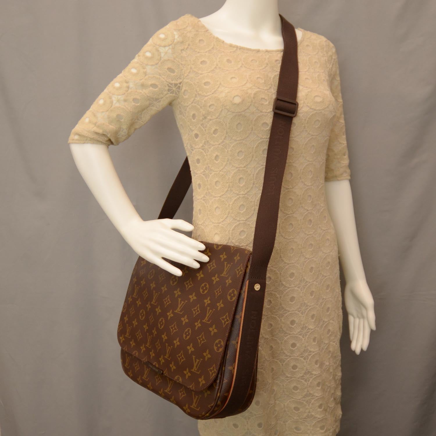 Louis Vuitton Monogram Beaubourg MM Messenger Bag 2 of 7