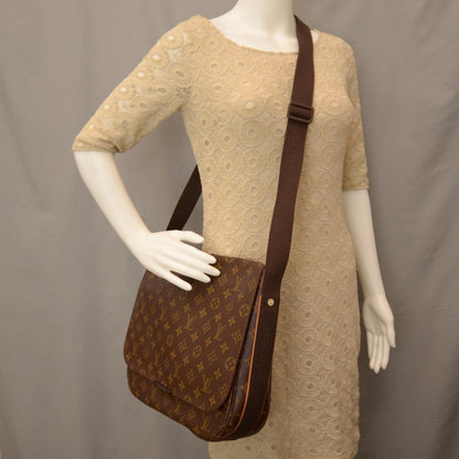 Louis Vuitton Monogram Beaubourg MM Messenger Bag 2 of 7