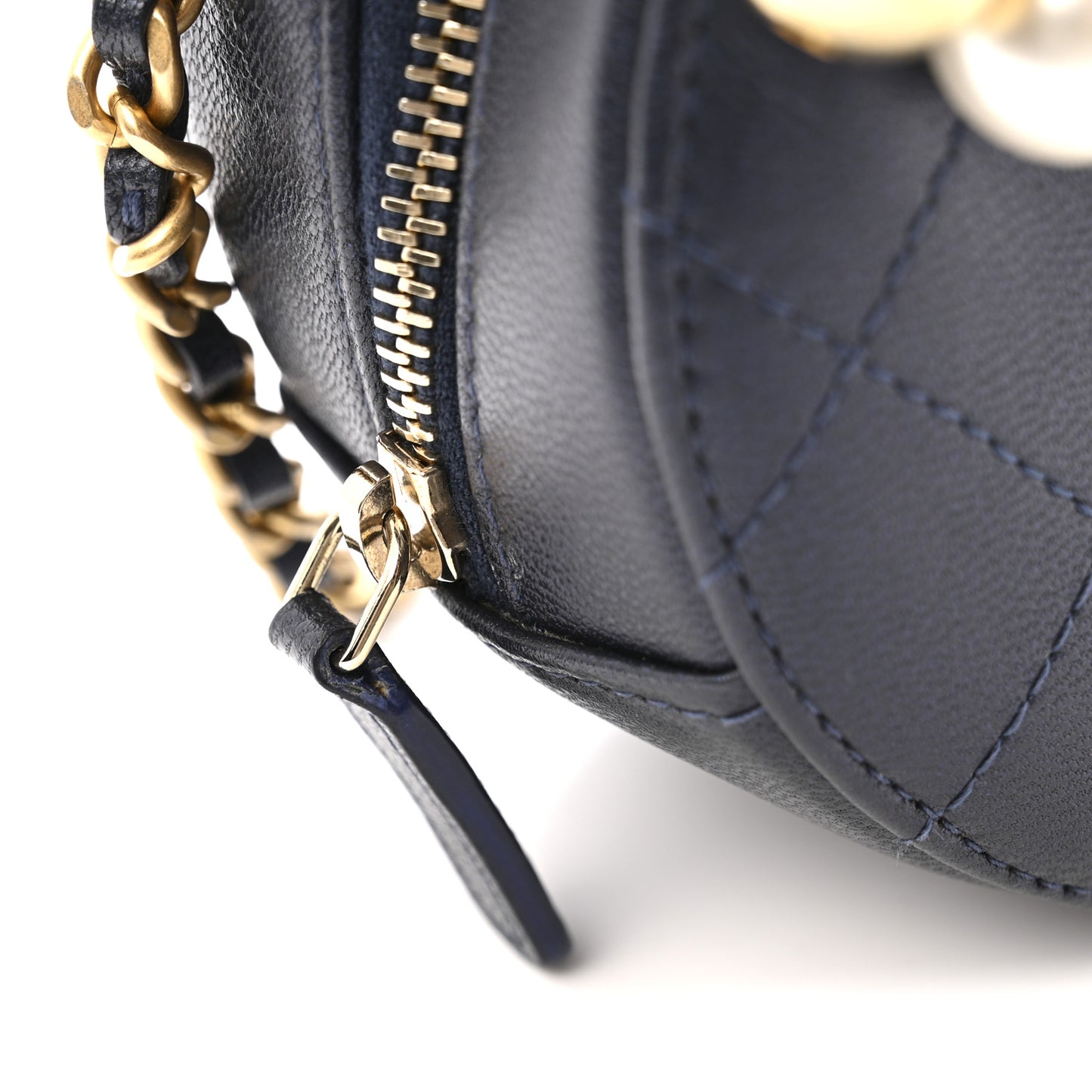 Goatskin Quilted Chic Pearls Chain Round Clutch With Chain  Navy