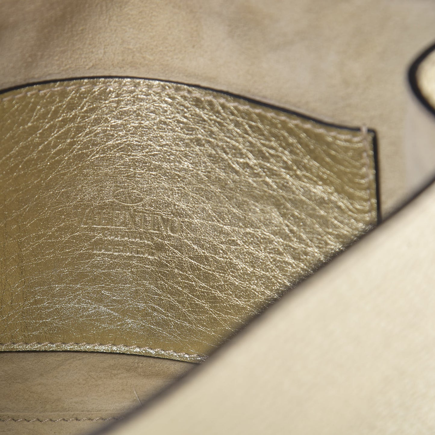Metallic Pebbled Calfskin Medium Rockstud Flip Lock Crossbody Bag Platino