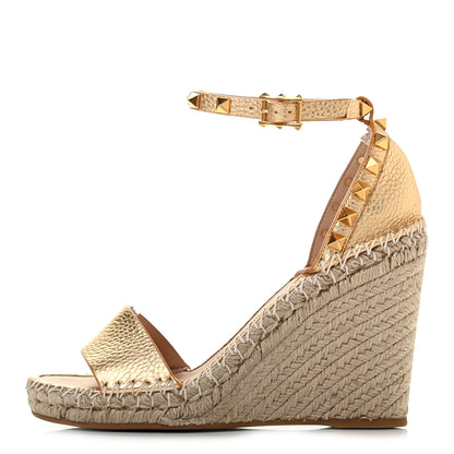 Valentino Garavani Metallic Pebbled Calfskin Rockstud Ankle Strap Espadrille 15/105mm Wedge Sandals 37 Antique Brass Natural 1 of 6