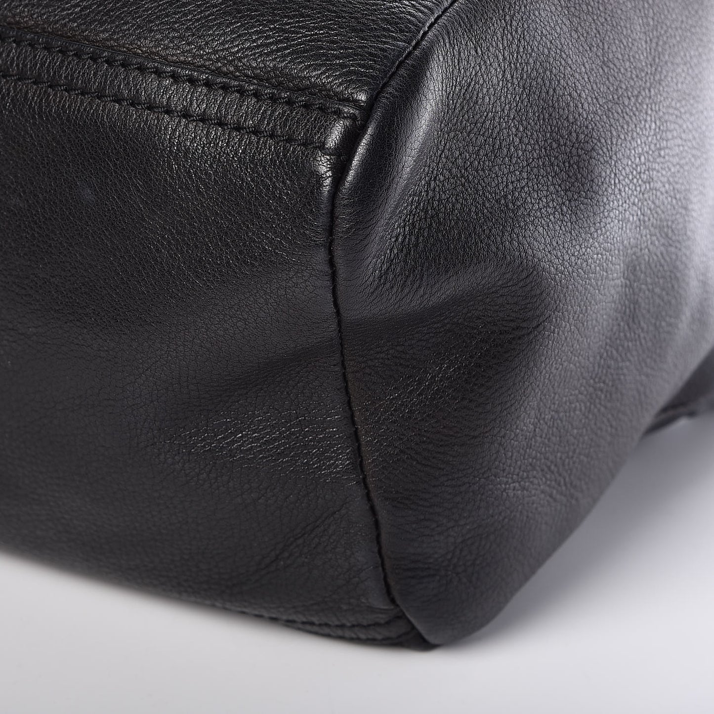Pebbled Calfskin Medium Bolt Stud Pandora Black