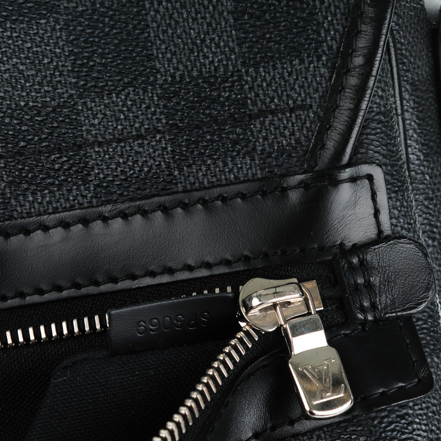 Damier Graphite District MM