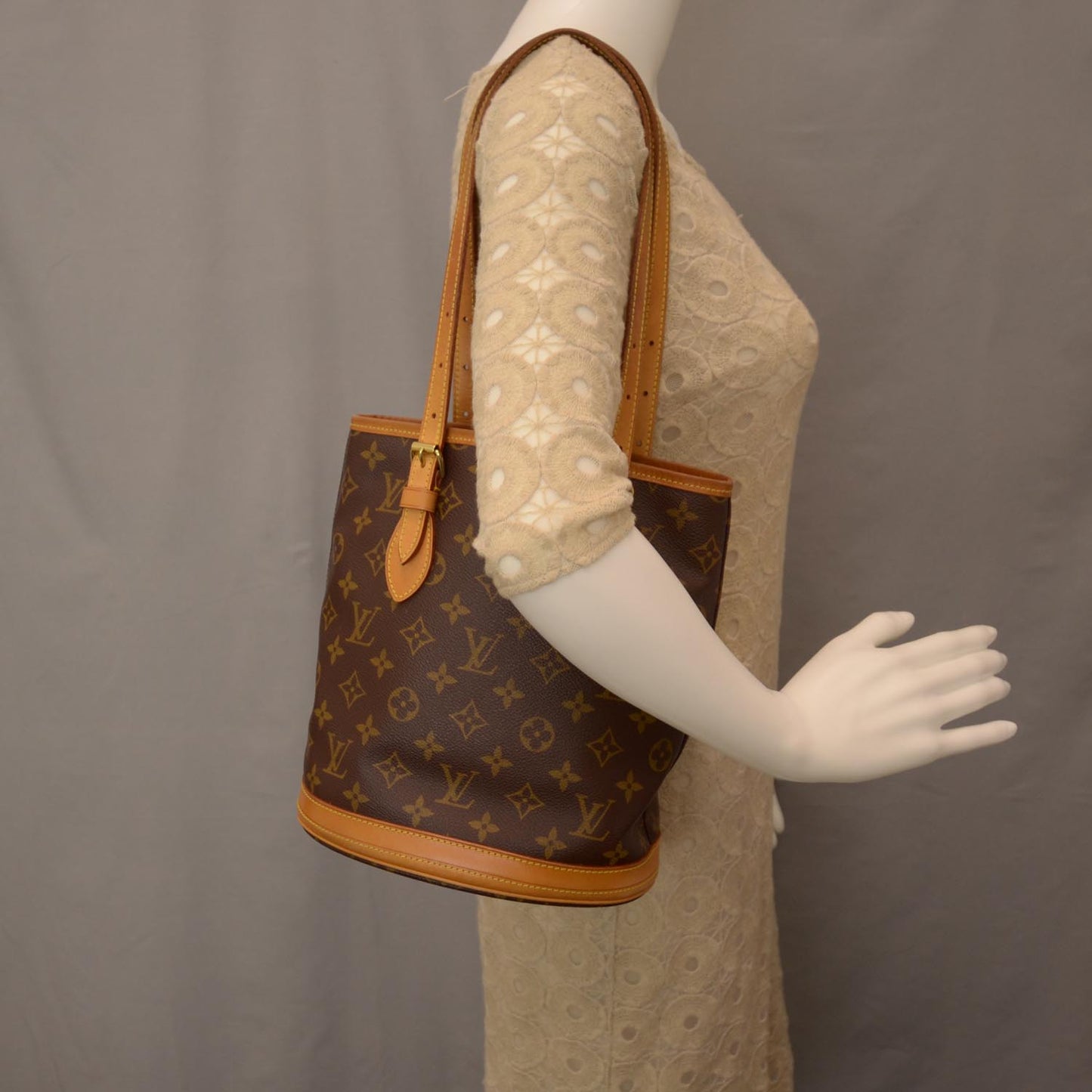 Monogram Petit Bucket 23