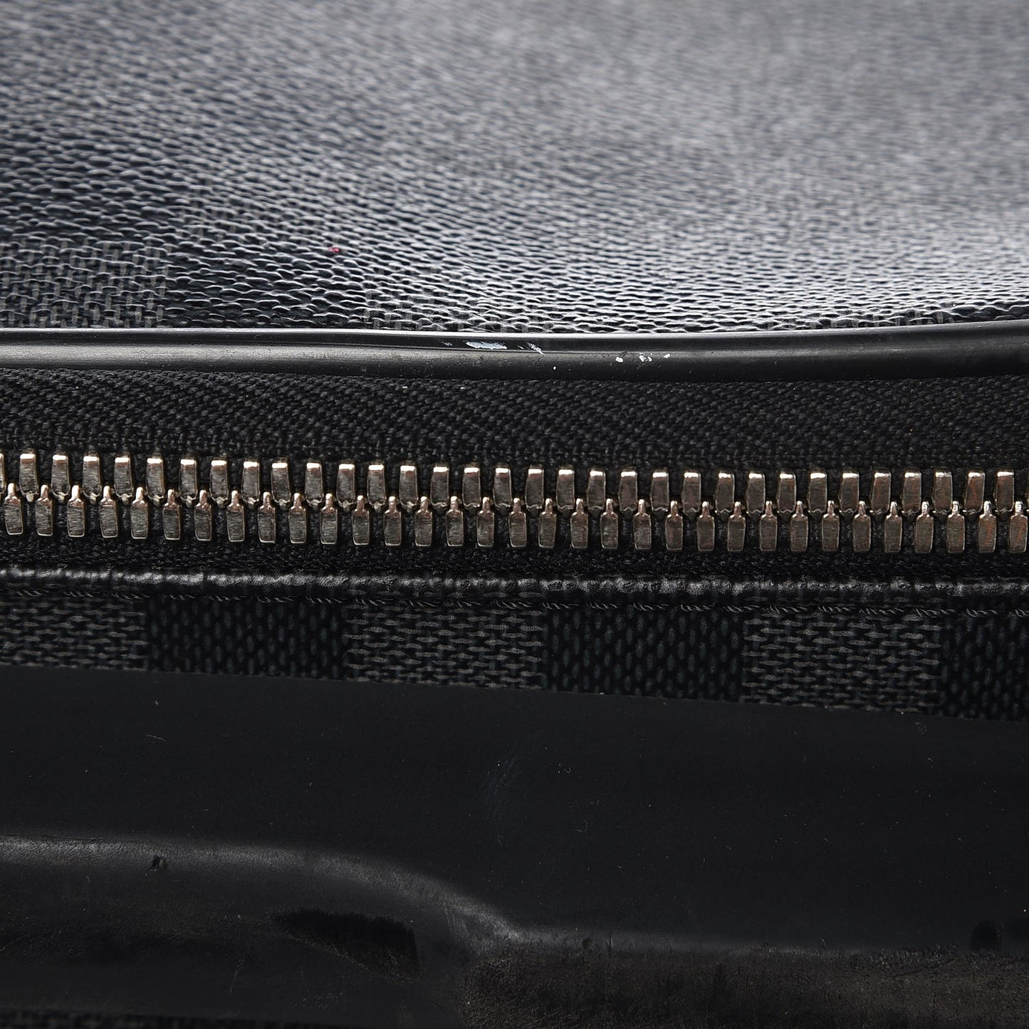 Damier Graphite Pegase 65