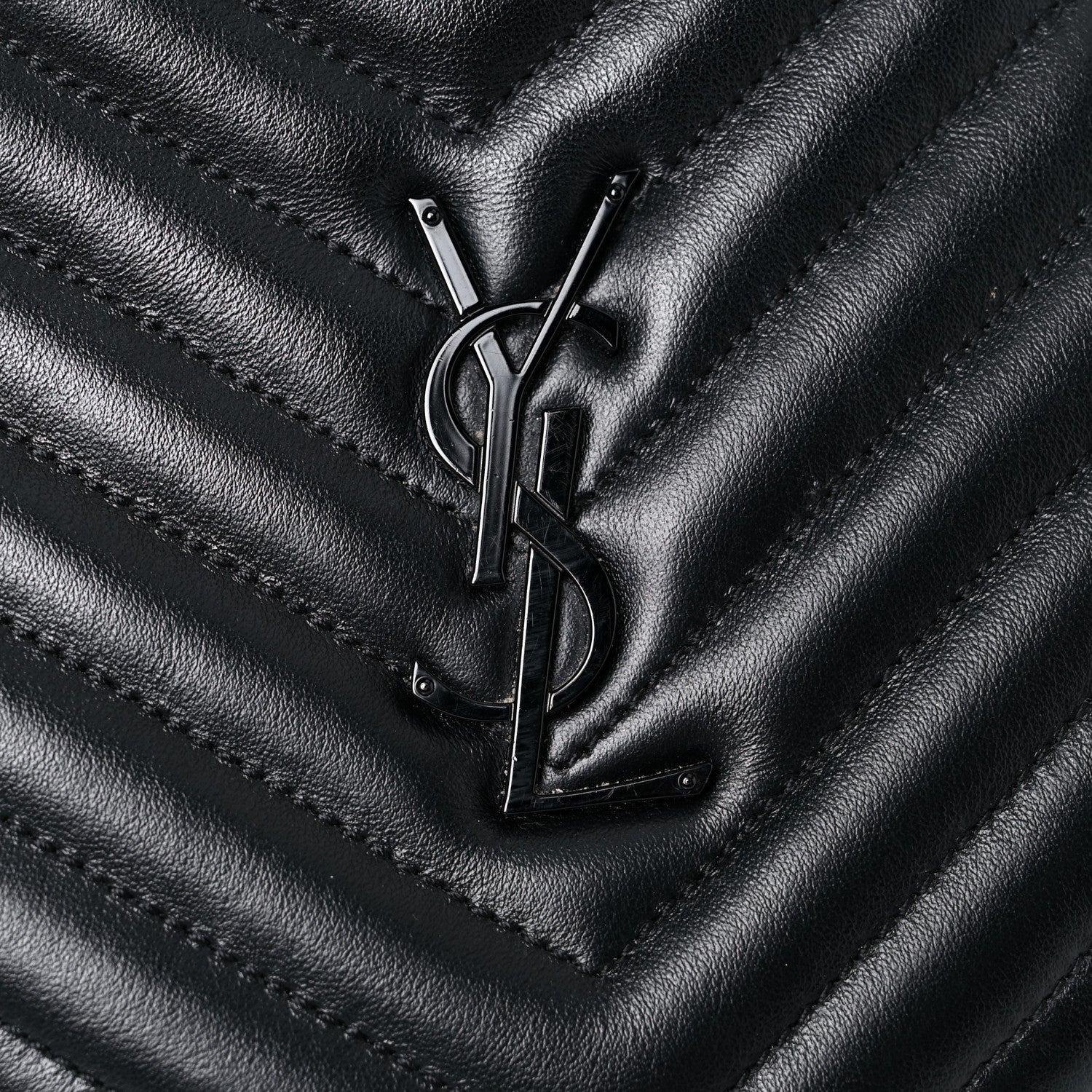 Saint Laurent Calfskin Matelasse Chevron Round Vinyle Camera Bag Black 16 of 17