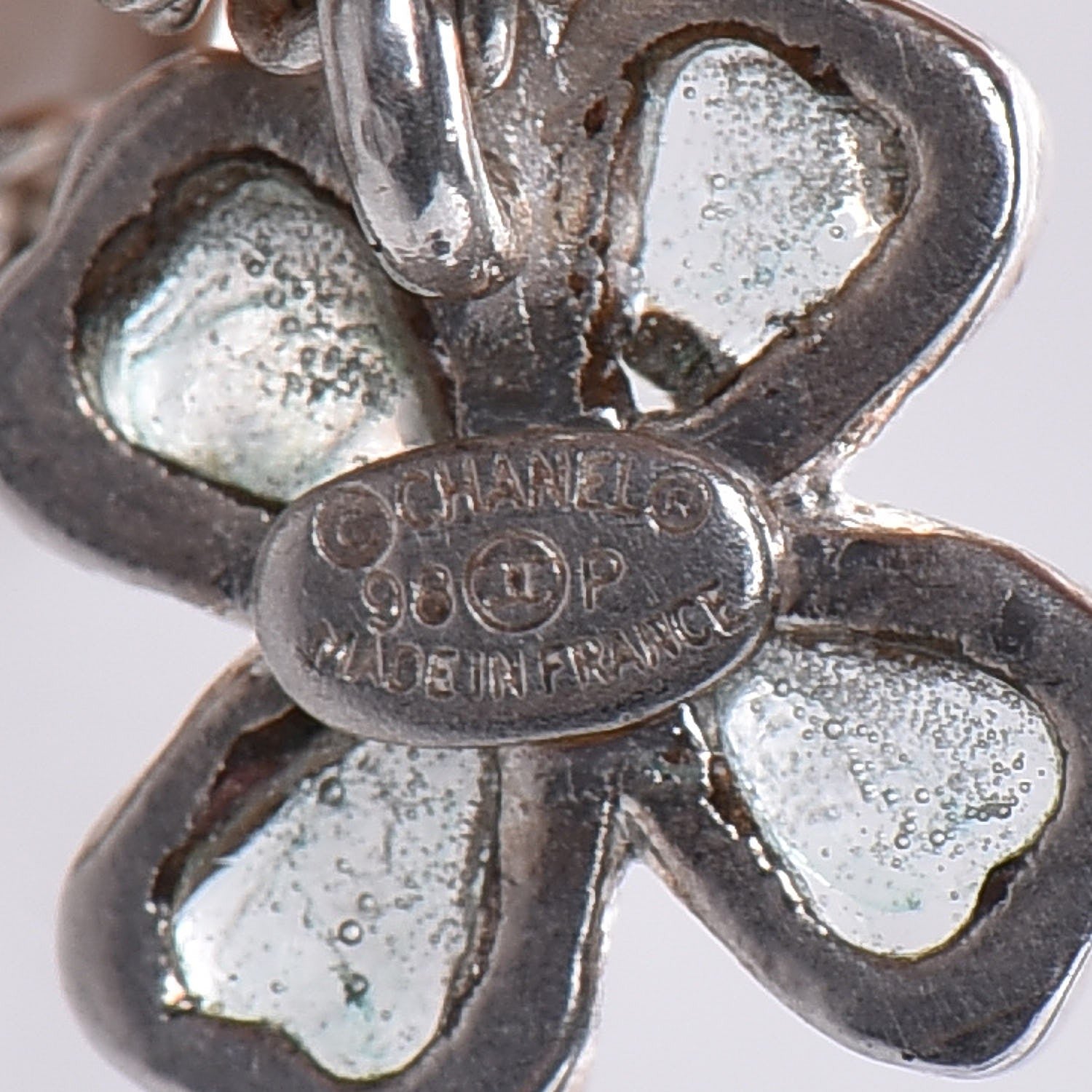 Chanel Gripoix Poured Glass Four Leaf Clover Pendant Necklace Silver 5 of 5