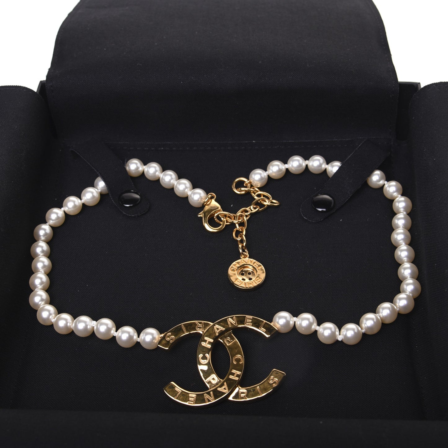 Pearl CC Paris Button Short Necklace Gold