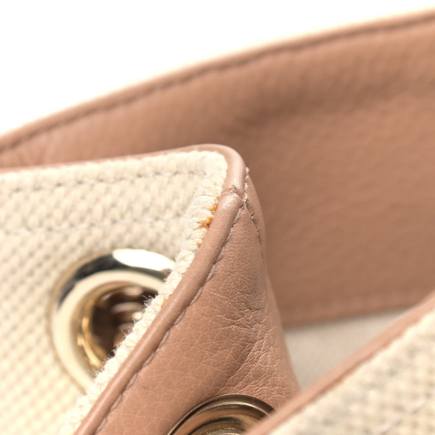 Linen Canvas Pebbled Calfskin Medium Soho Chain Shoulder Bag White Camelia