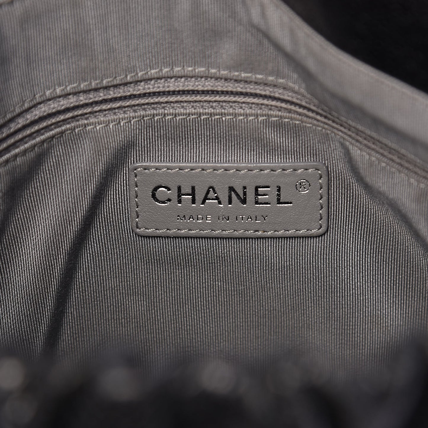 Crumpled Caviar Quilted Maxi Elastic Flap Black